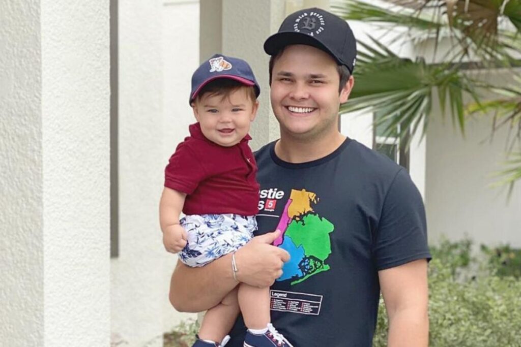 O cantor postou foto ao lado do filho João Pedro