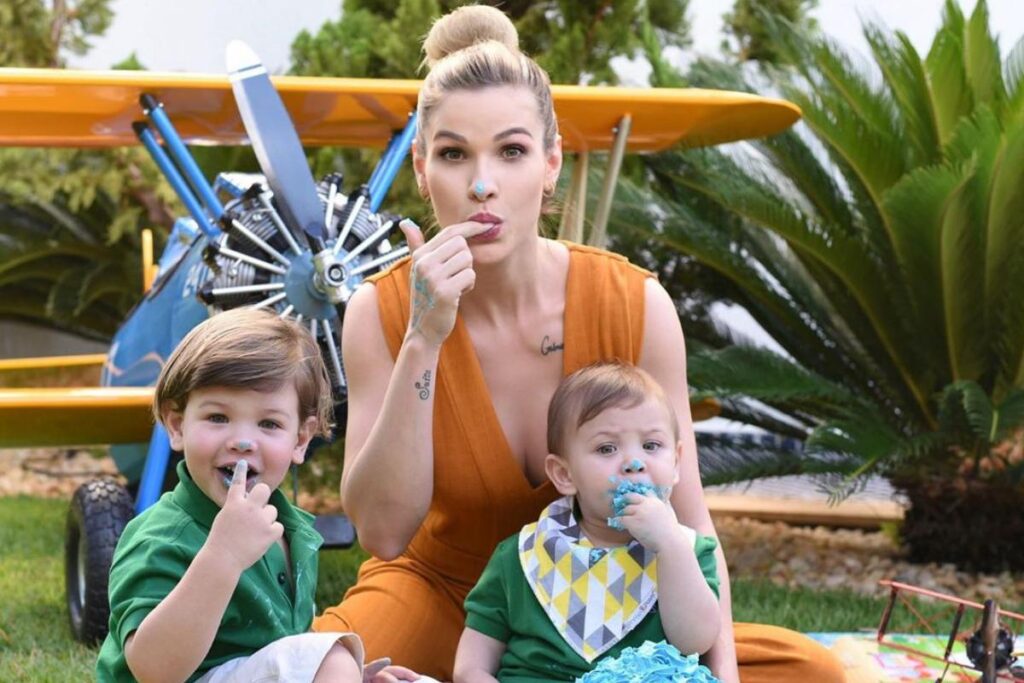 Andressa Suita e o filho caçula Samuel