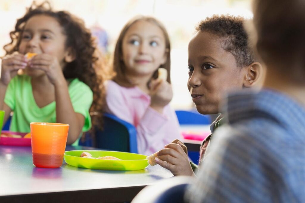 Andrew Levy, um corretor imobiliário, pagou dívida de almoço de mais de 400 crianças carentes.