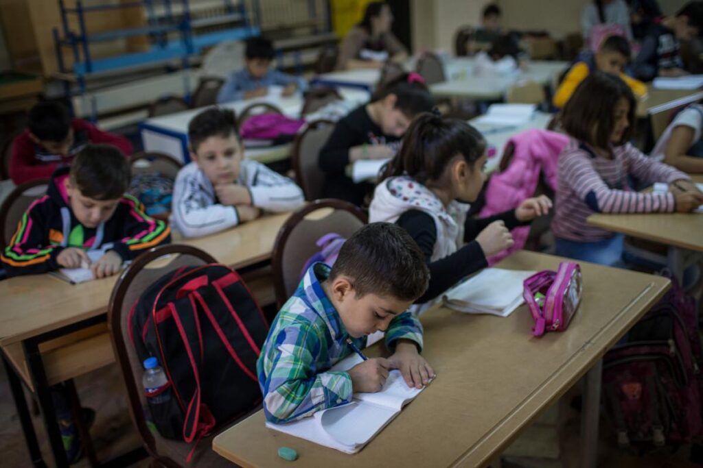 Um de seus alunos se sobressaiu e gesticulava muito bem para que o garoto realmente conseguisse entender