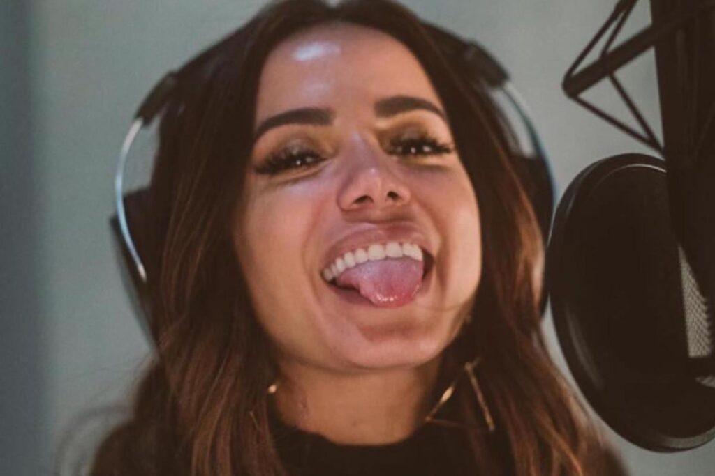 Durante a reunião de família Anitta decidiu brincar com as crianças.