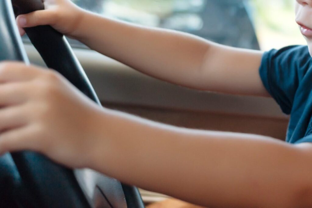 Mulher deverá prestar esclarecimentos aos guardas de transito e também a responsáveis dos direitos da criança.