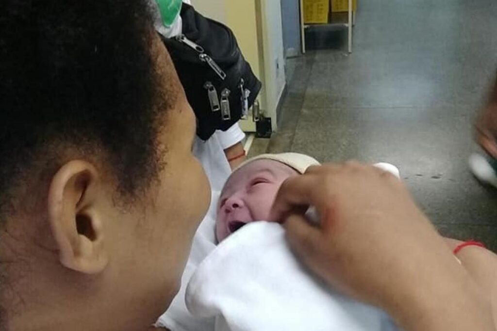 Enfermeira e equipe fizeram lembrança para consolar os pais.