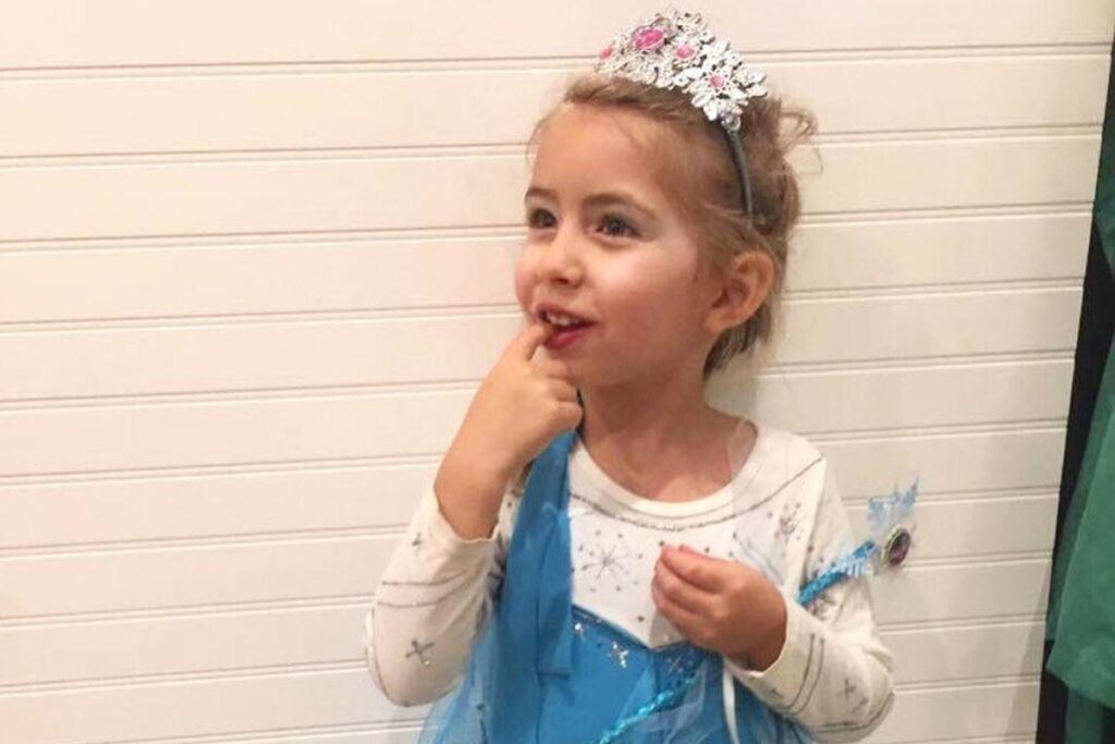 Ellery vive no Canadá, com os pais