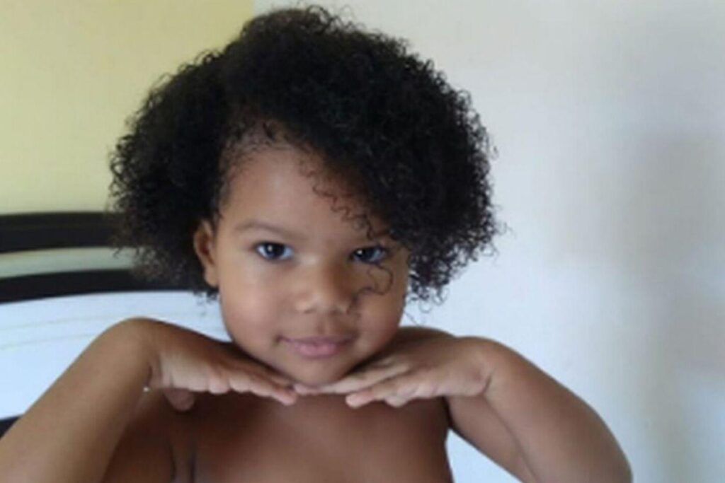 O pai da menina gravou a reação da filha