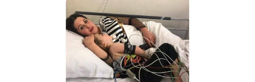 A mãe acompanhava os filhos durante os pedidos