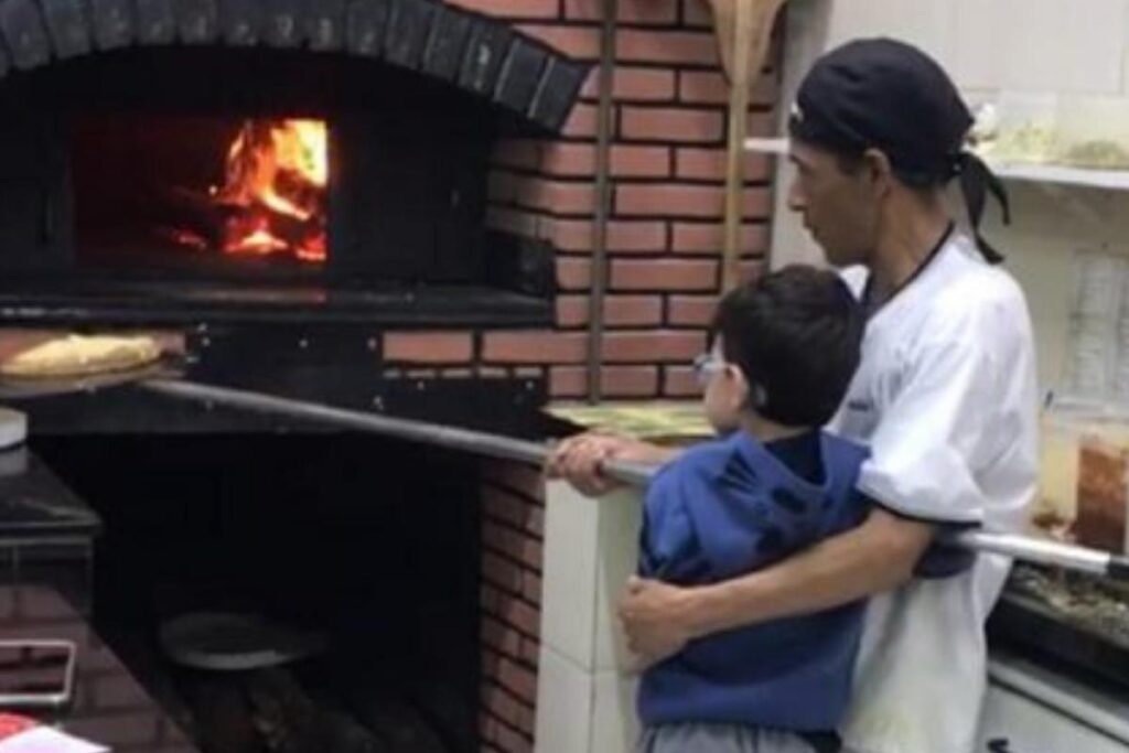 Família foi a pizzaria La Bambina’s Pizzas para se divertir, mas o garoto não parava de chorar