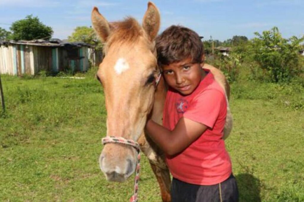 Atualmente o menino divide as responsabilidades do lar com o pai e os dois irmãos