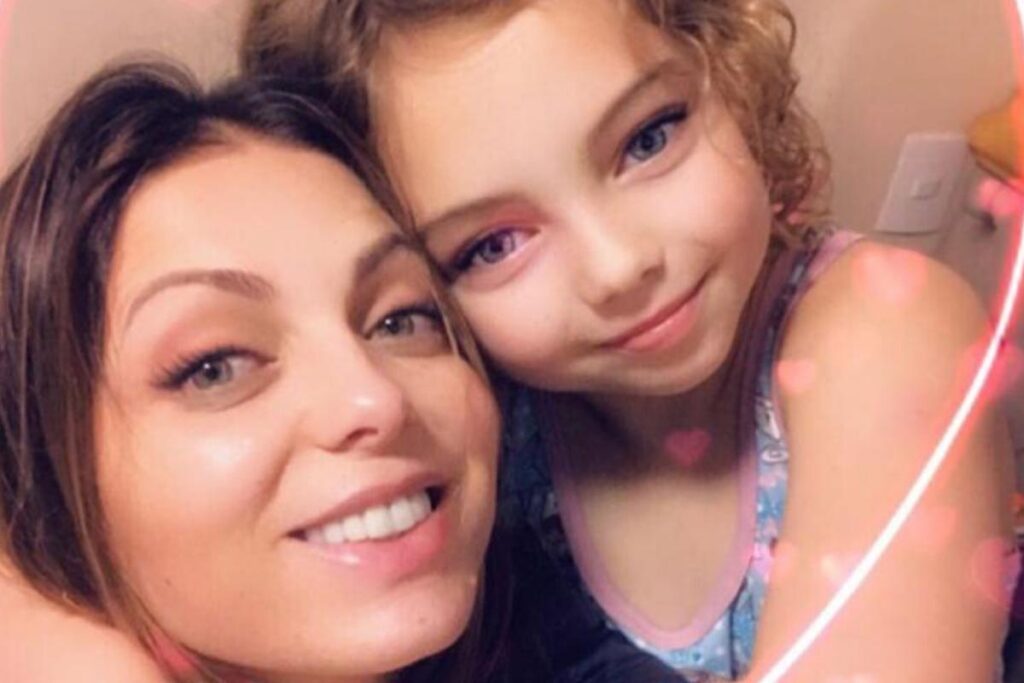 Internet ficou impressionada com a semelhança de Sheila e a filha.