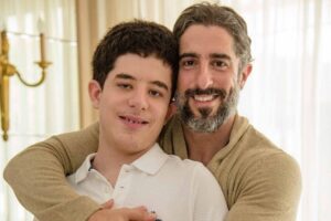 Marcos Mion e Romeo são só um grude