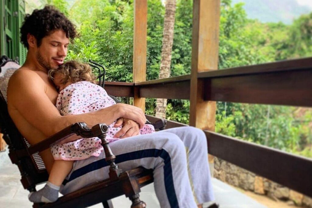 O pai compartilha diversos momentos ao lado de Bella