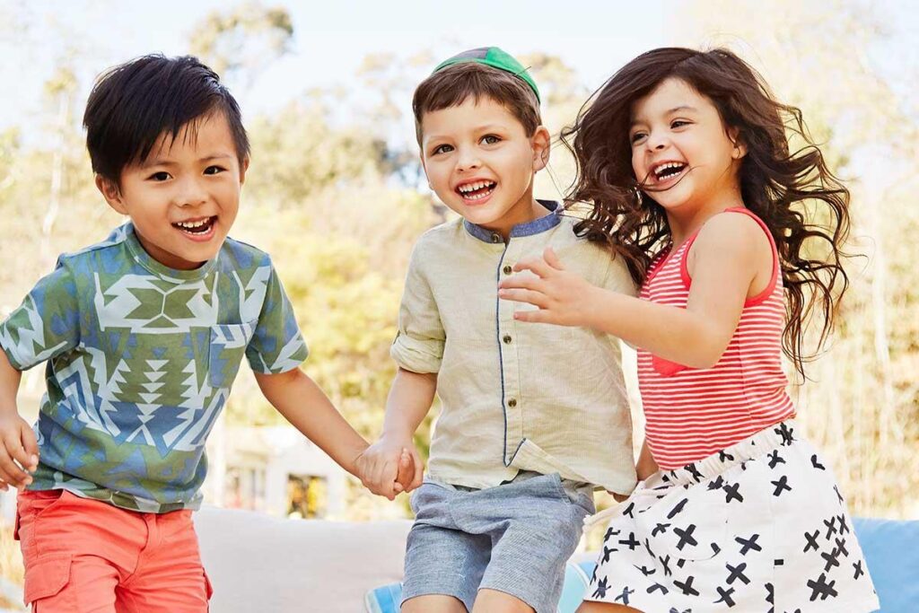 Crianças se divertindo