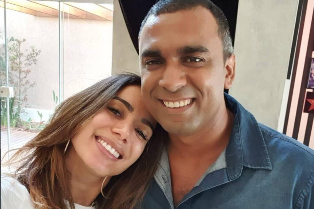 A cantora ao lado dos dois irmãos