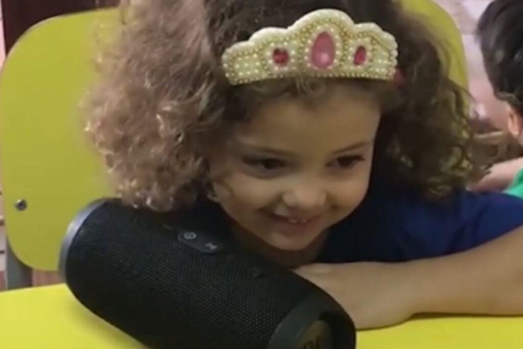 Aluno esperando para ouvir a mensagem dos pais