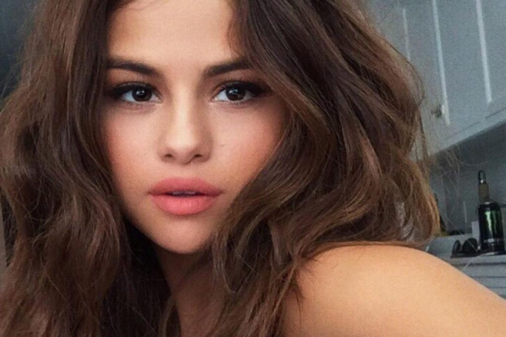 O vestido é assinado por Marc Jacobs