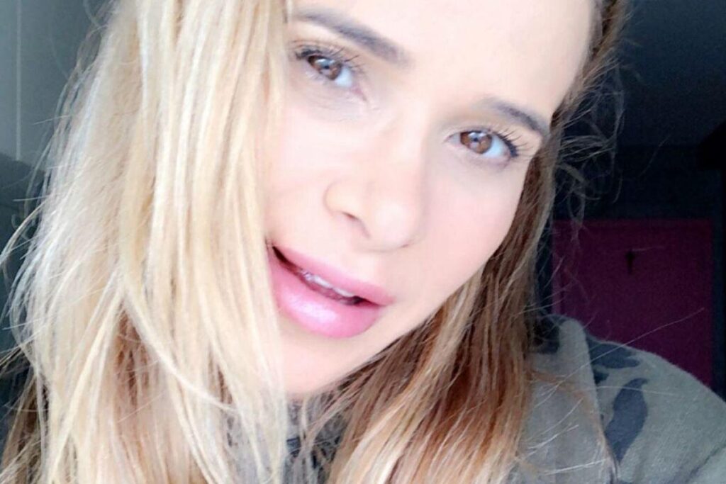 A modelo está tendo dificuldades para segurar a boca