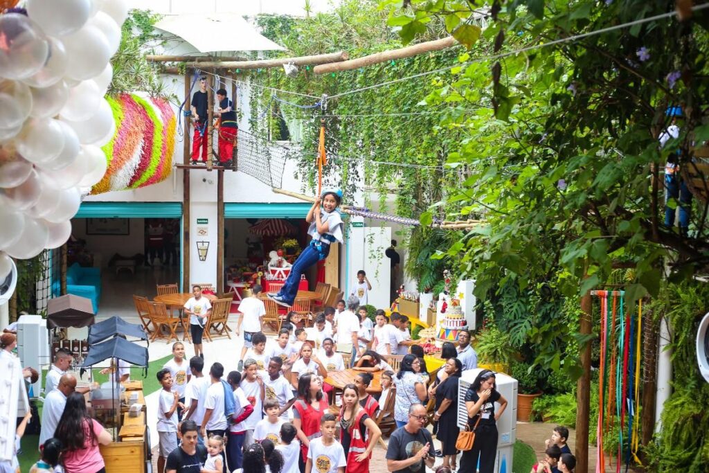 Com um espaço ao ar livre, as crianças puderam se jogar