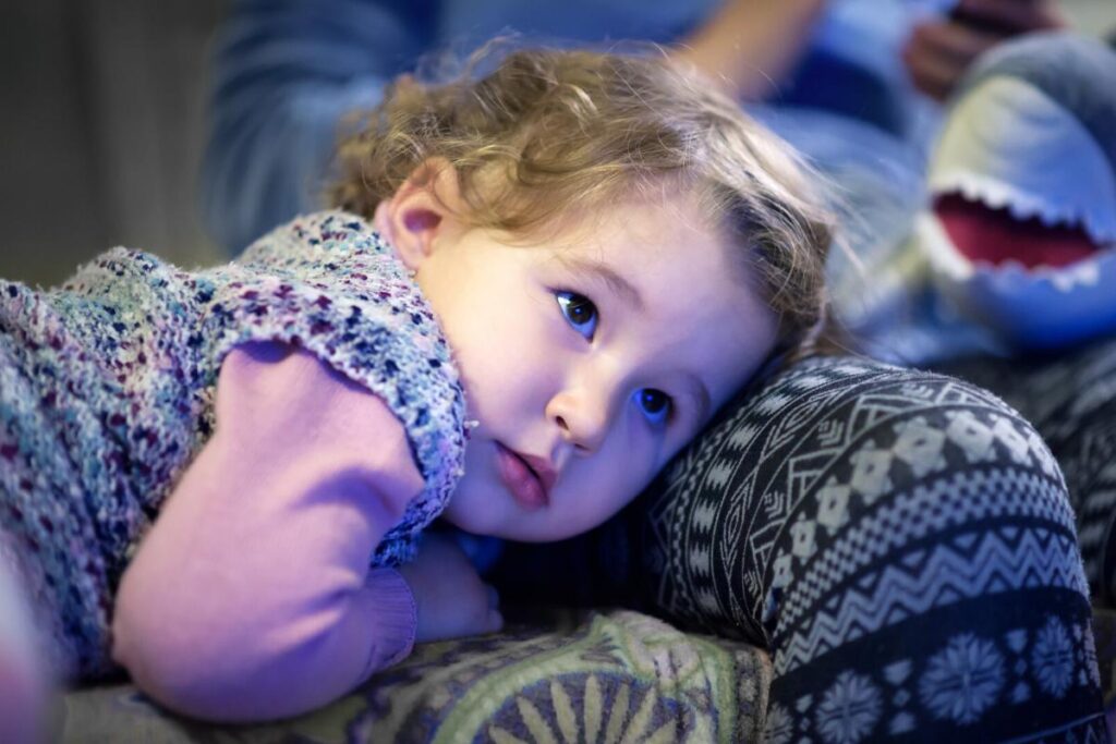 A criança brincava com o brinquedo até adormecer.