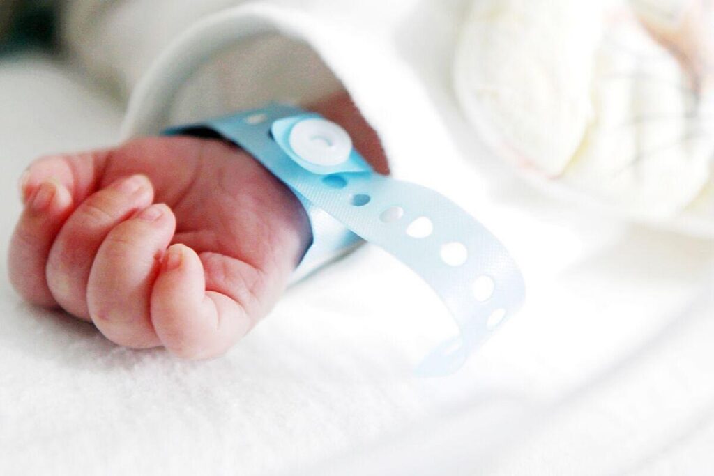 A bebê foi mordida pelo pai com 32 dias de vida