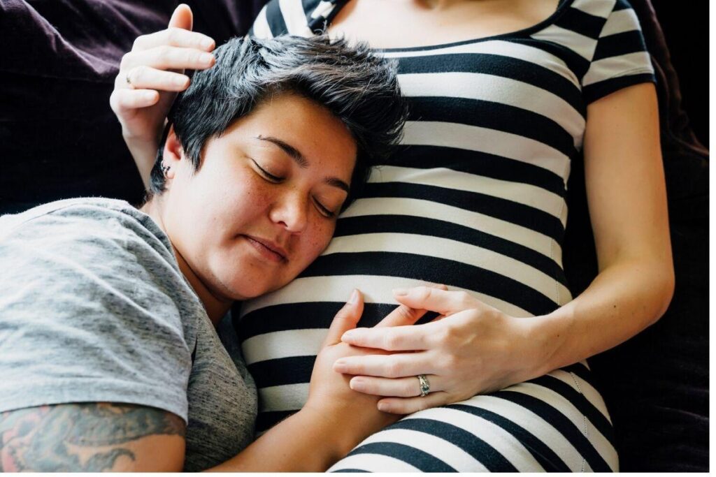 As duas mães poderão ficar com o bebê no começo da vida dela