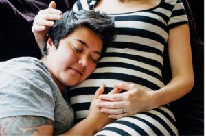 As duas mães poderão ficar com o bebê no começo da vida dela