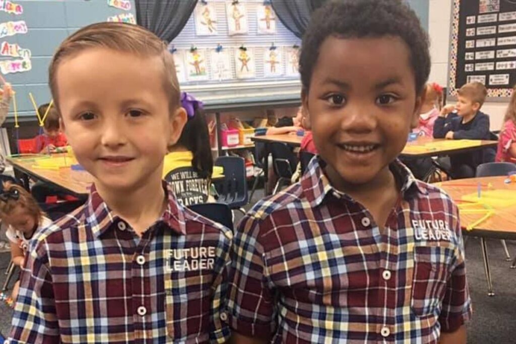 Meninos insitem que são iguais.