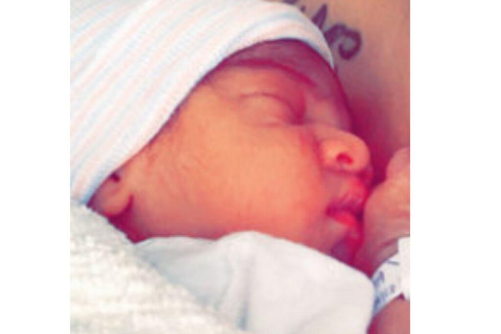 A equipe médica do aeroporto já esperavam a família quando o avião pousou