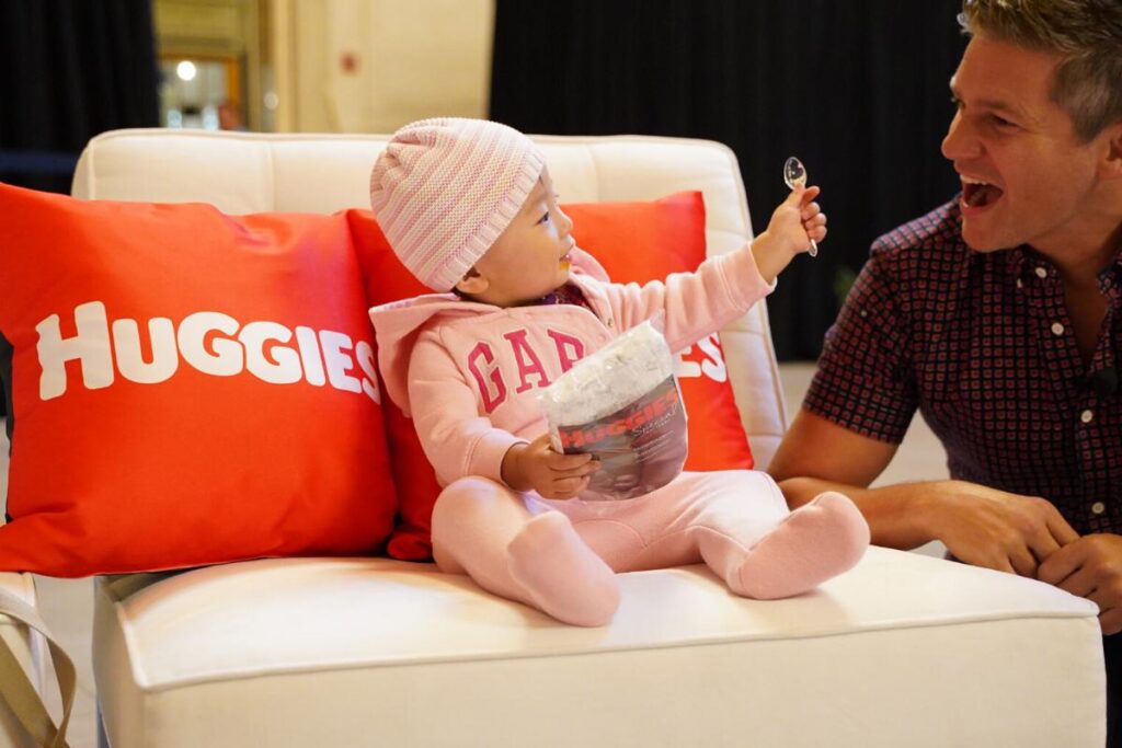 A cintura é elástica e possui formato anatômico se adaptando perfeitamente ao corpo da criança