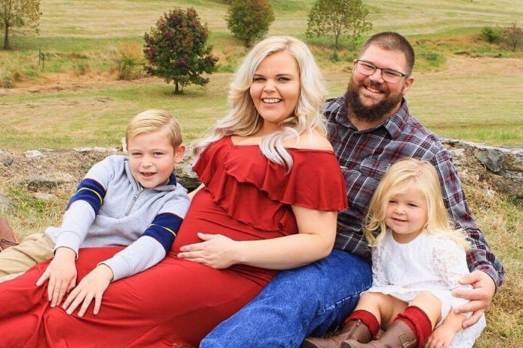 A família esperando a chegada de Cora