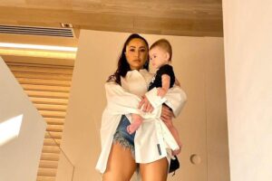 Sabrina Sato usou Zoe como peso de academia