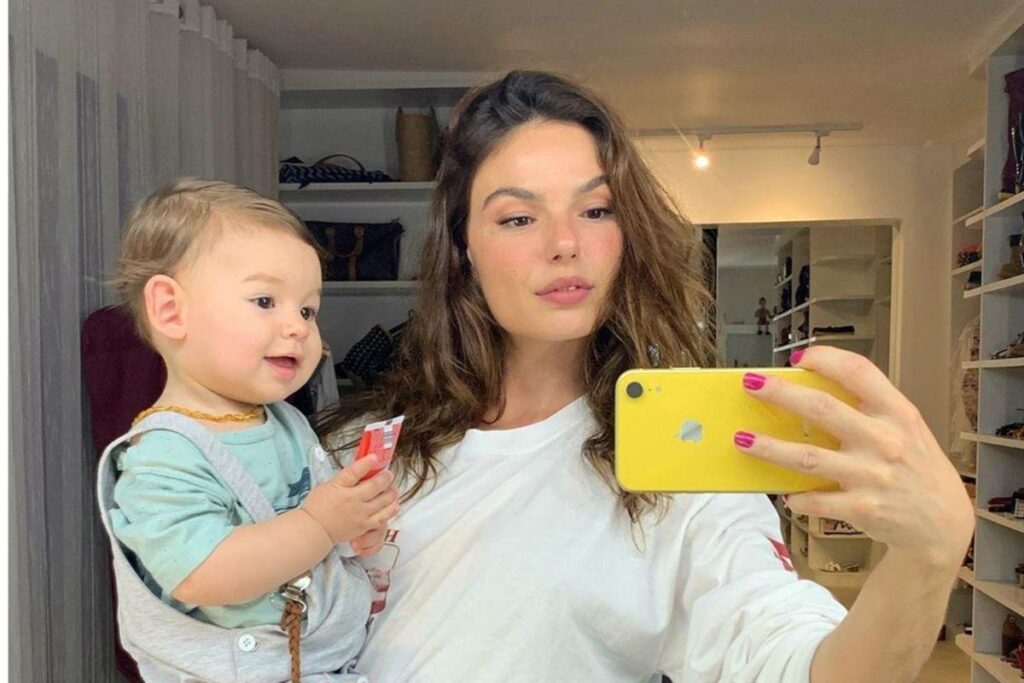 Isis e o marido André Resende com o filho