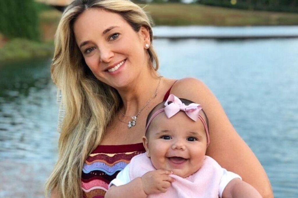 Ticiane Pinheiro com as filhas Manuela e Rafaela, e o marido César Tralli