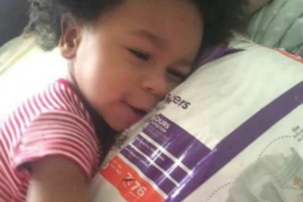 O menino ficou tão emocionado que dormiu abraçado ao pacote de fraldas