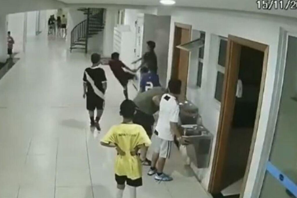 A confusão aconteceu durante uma partida de futebol