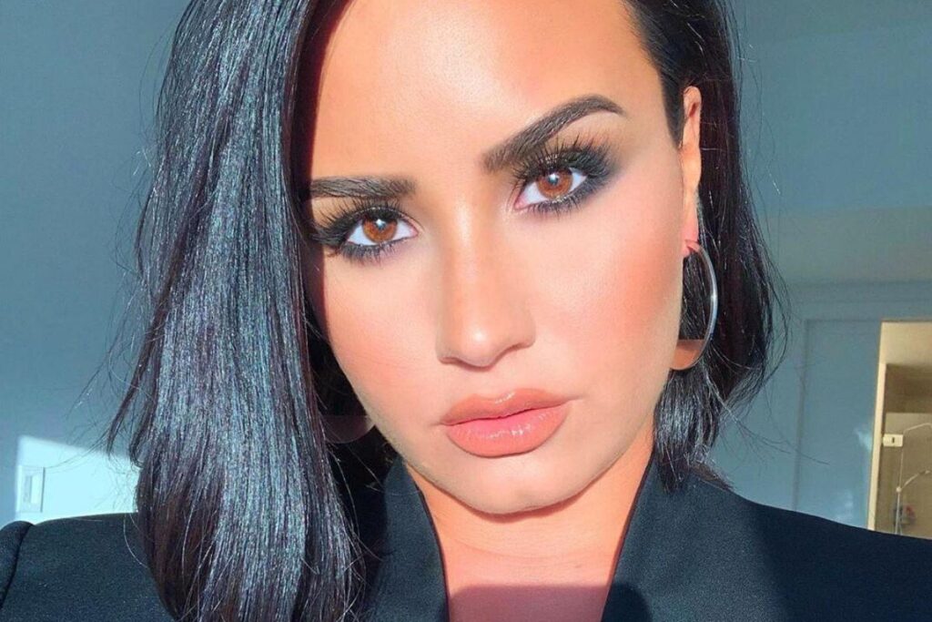 A cantora está com 27 anos