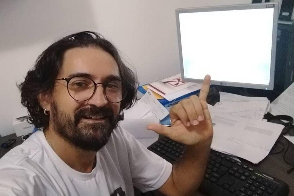 Ele é professor de História em um colégio