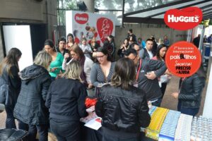 Logo na entrada, a recepção incluiu crachá e sacola de brindes