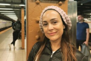 Gabriela é mãe de Frederico e Manuela e está em festa por conta do aniversário do menino, o caçula da família