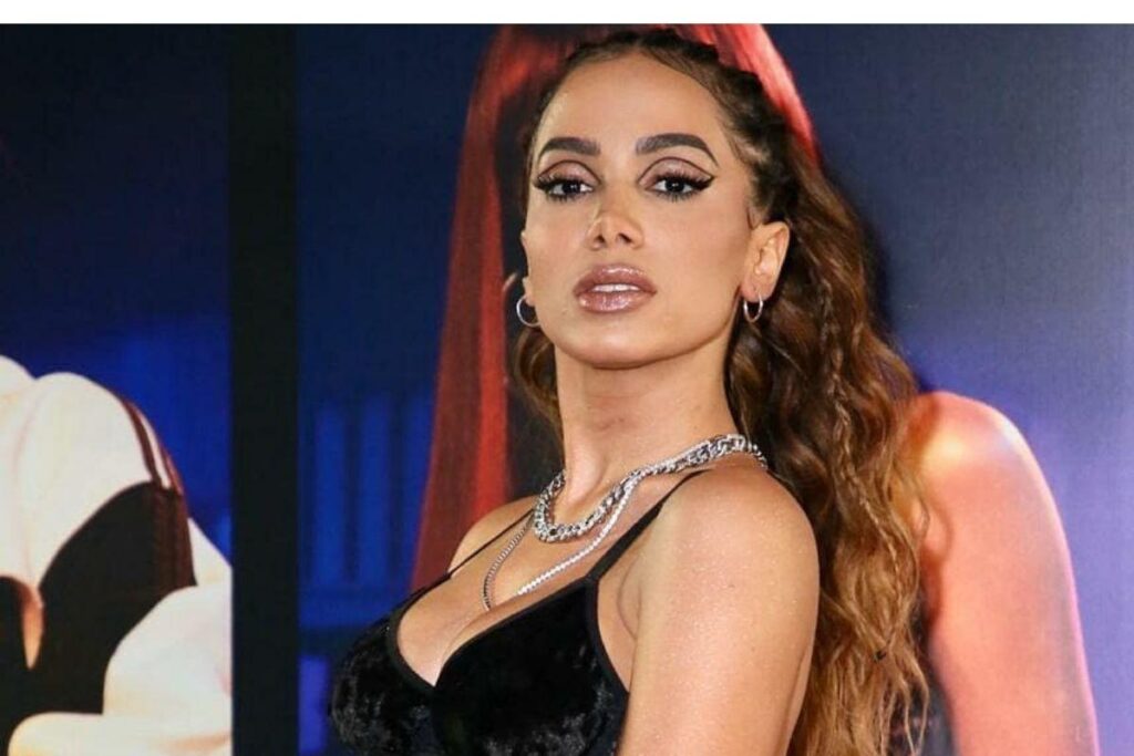 Anitta foi acusada de limpar a mão na cabeça de um menino