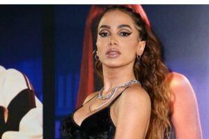 Anitta foi acusada de limpar a mão na cabeça de um menino