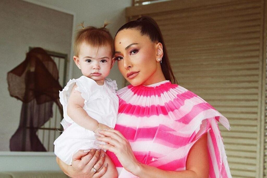 Sabrina se declarou para a filha nas redes sociais