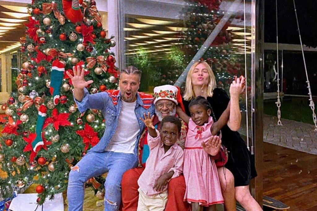 A decoração já começou na porta da casa