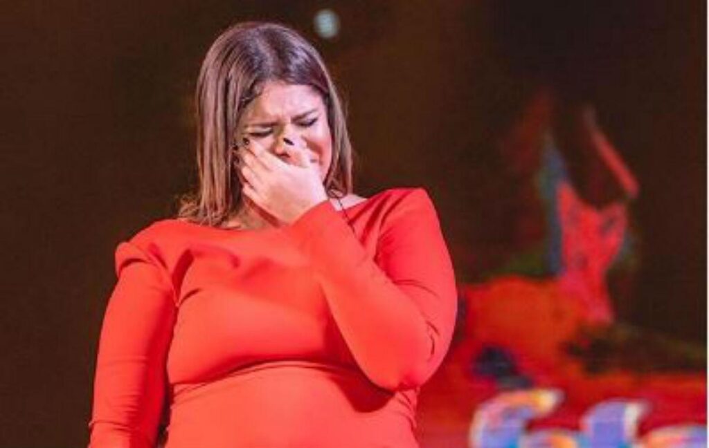 A cantora escolheu uma foto na qual aparece emocionada durante um show e disse que o motivo da pausa é para cuidar do filho que está perto de nascer