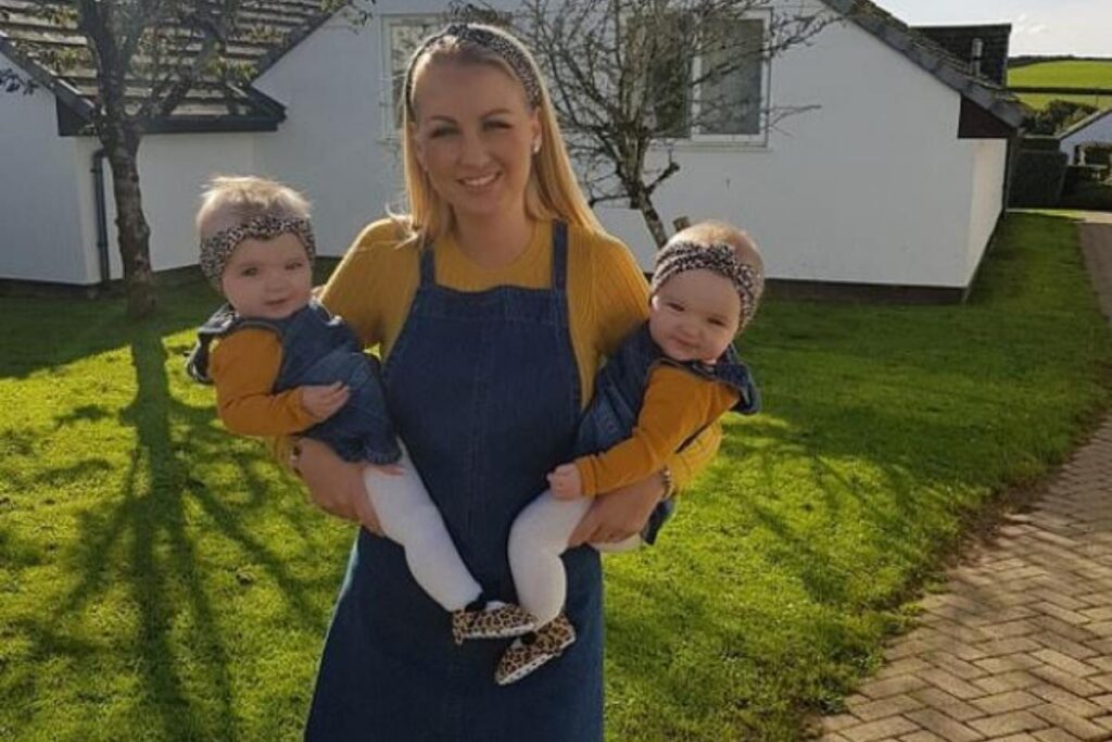 Katie Melderis é mãe de Maisie e Mia