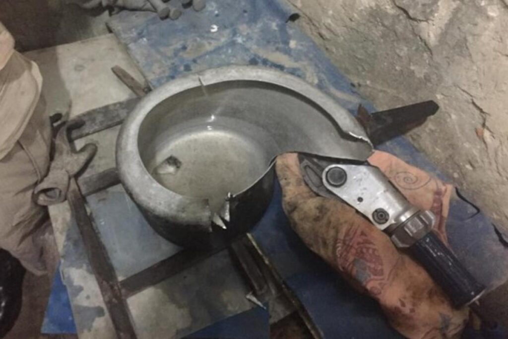 A menina, de um ano e 9 meses, brincava com o utensilio