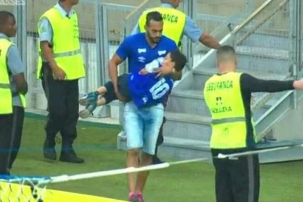 Torcedores criaram grande confusão durante a partida