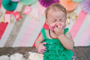 A mãe ficou revoltada após darem bolo para a filha de 1 ano