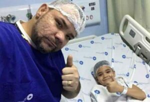 Robert e o filho Arthur antes da cirurgia