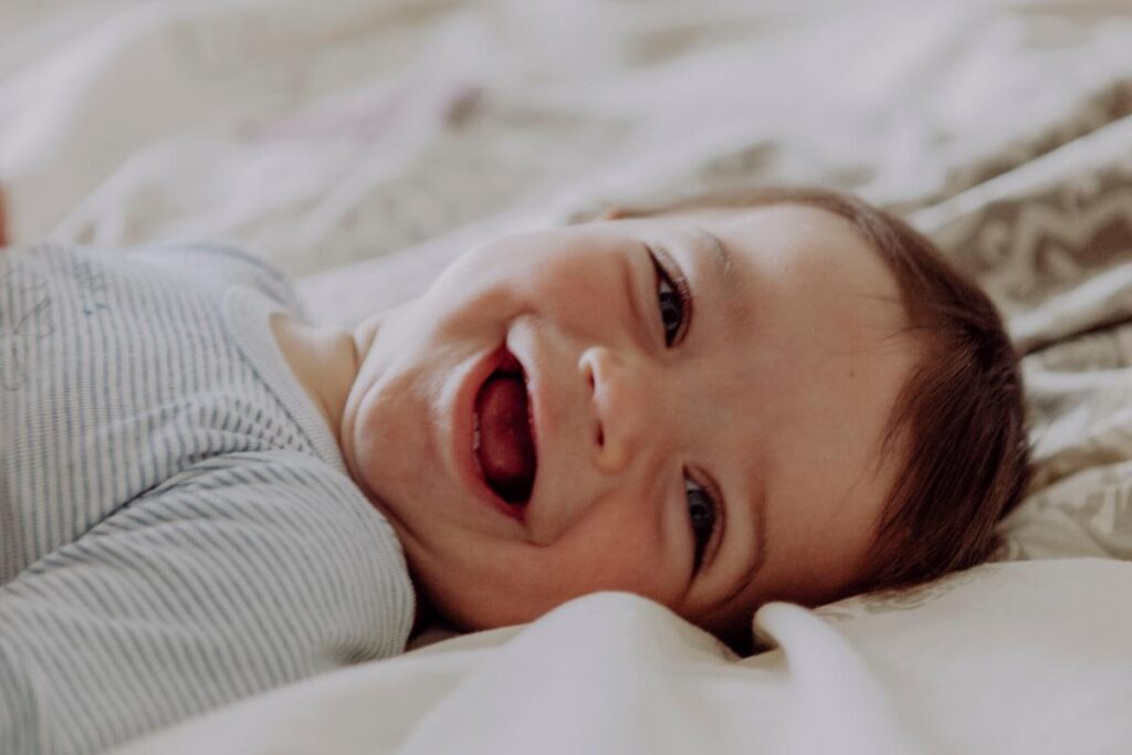 Aos quatro meses ela começou a usar o aparelho auditivo