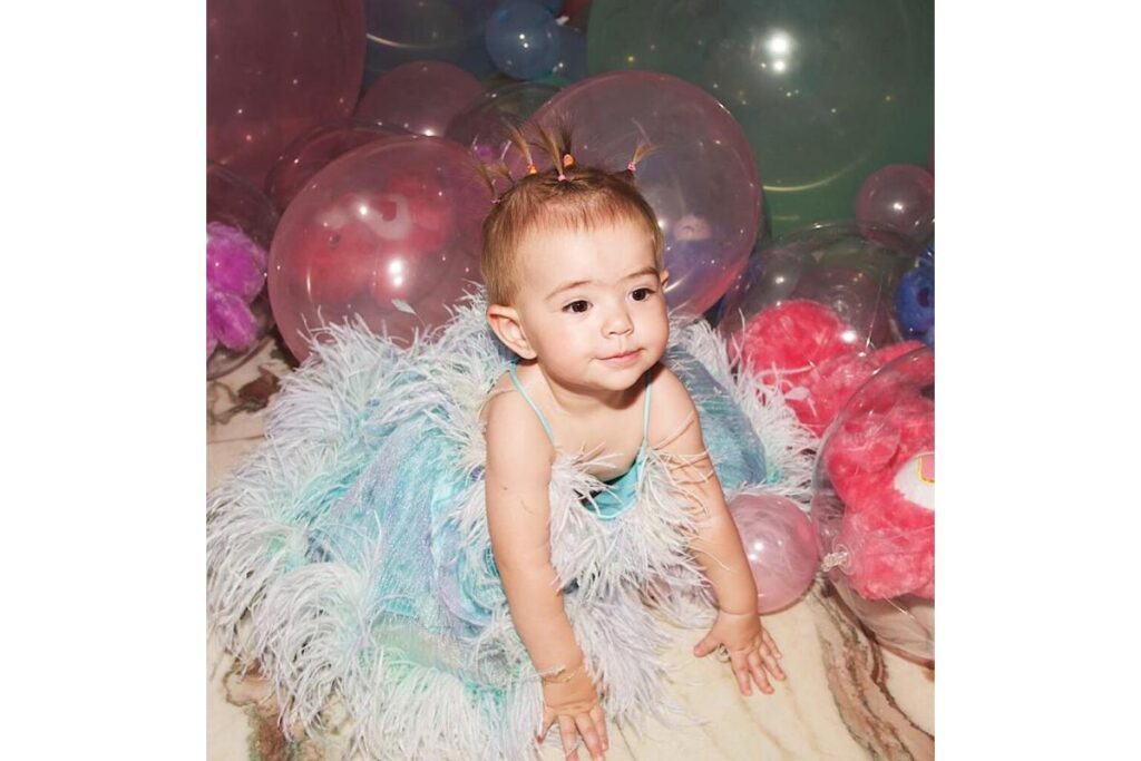 Zoe está dando os primeiros passos e ensaiando as primerias palavras ao mesmo tempo, Sabrina e Duda não poderiam estar mais orgulhosos